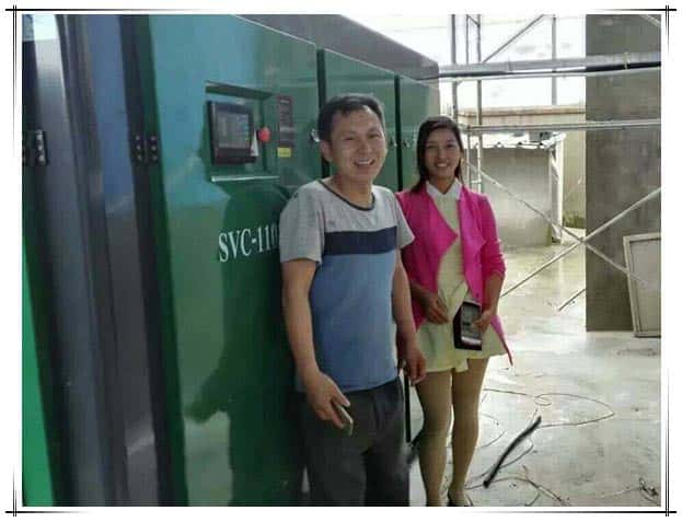 與客戶在薩震節(jié)能空壓機前合影